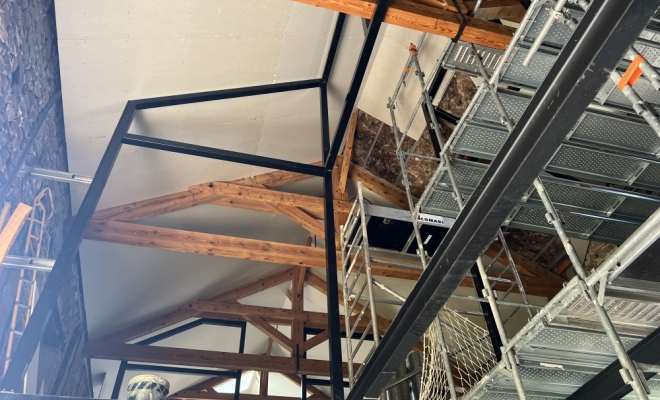 Réalisation de plafonds rampants isolants à 9 m de hauteur