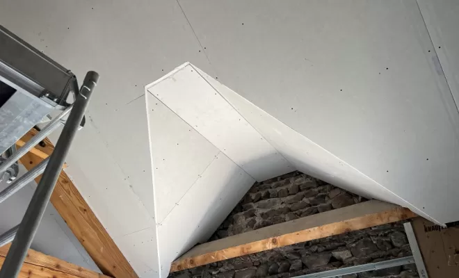 3 pans dans le plafond rampant