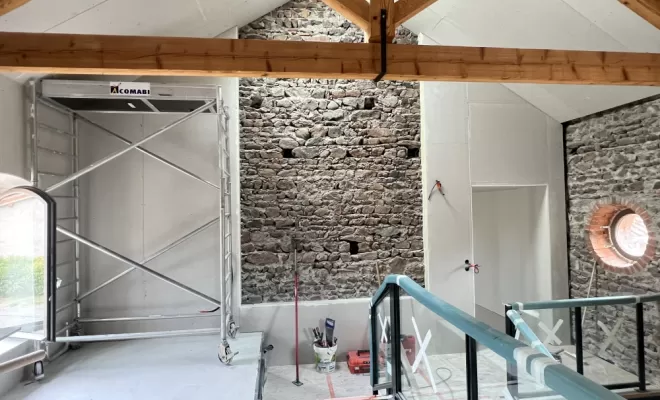Mise en valeur d'un mur en pierres